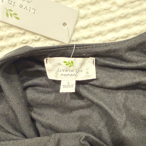 Elegant Black Sleeveless Top - Picture 3 of 4